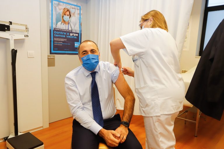 El conselleiro de Sanidade anima a los profesionales y a la ciudadanía a vacunarse contra la gripe