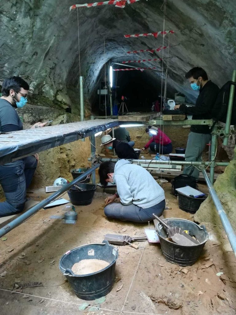 Cova Eirós fue utilizada por neandertales como campamento de caza y fabricación de utensilios durante un largo periodo