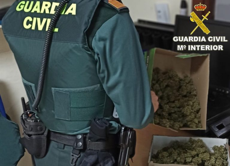 Detenido un hombre de 50 años en Ourense que viajaba en su coche con 20 kilos de marihuana en tres bolsas de basura