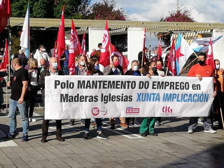 Más de un centenar de trabajadores de Maderas Iglesias recorren las calles de Vigo para defender sus empleos