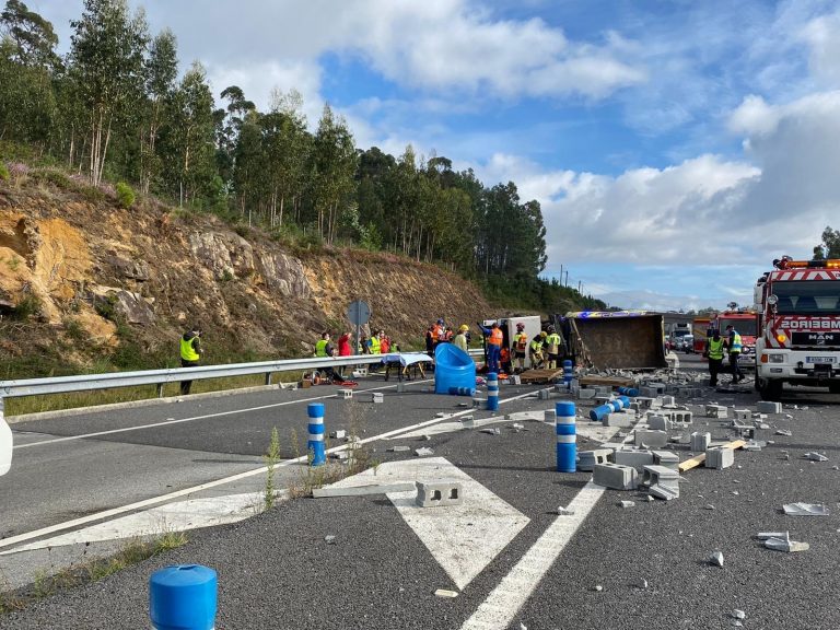 Herido el conductor de un camión que transportaba bloques de cemento al volcar en A Pobra