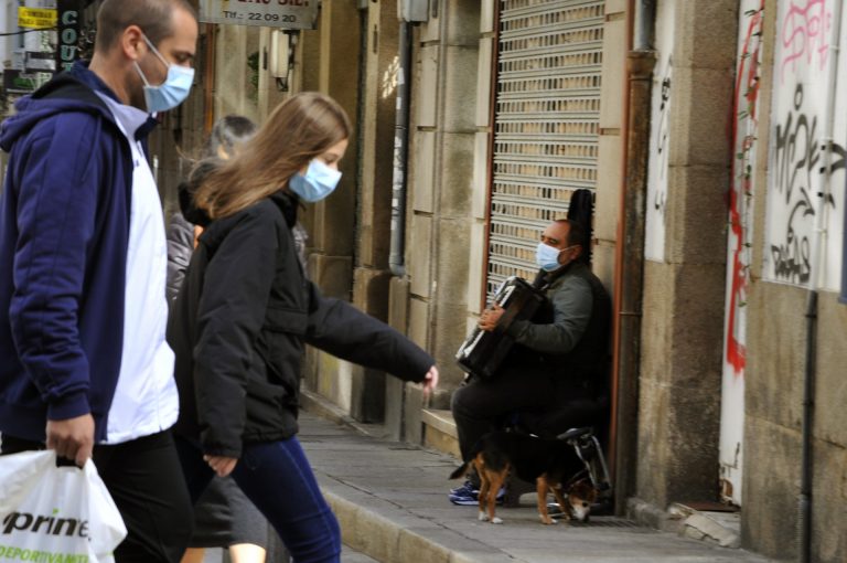 Los positivos detectados en 24 horas en Galicia se disparan a 413 por los brotes en residencias de Ourense