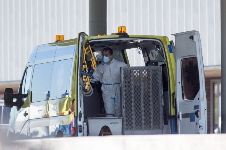 Tres nuevos fallecimientos, dos de ellos asociados a residencias, elevan a 779 las víctimas en Galicia