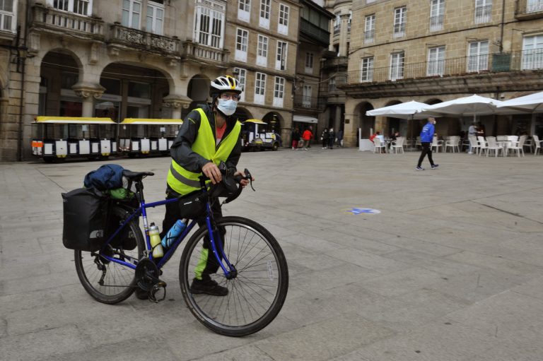 Galicia continúa por encima de los 300 nuevos casos, mientras caen en Ourense y se disparan en Santiago