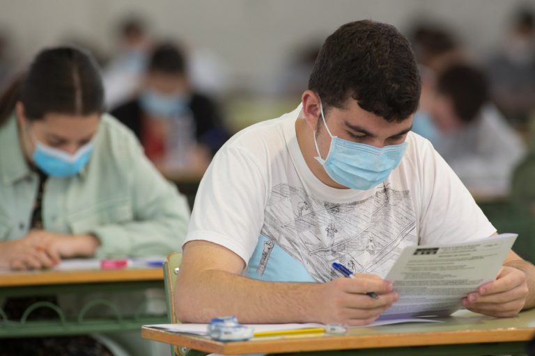 AM-Cvirus.-Sanidade hará cribados en residencias universitarias y vincula inicio de curso y aumento de casos en Santiago