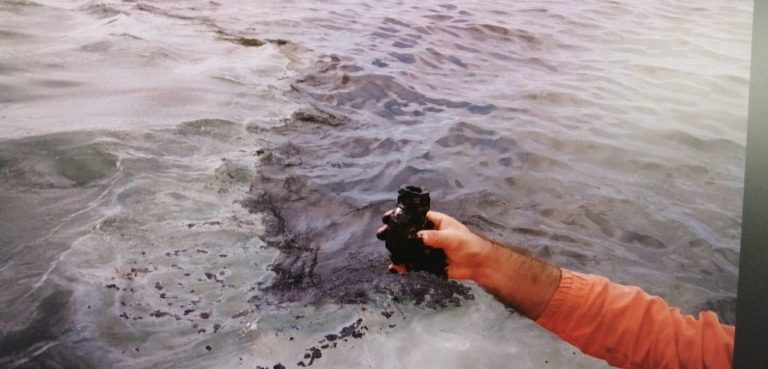Las autoridades dan por eliminadas las manchas de fuel provocadas por un emisario submarino en la ría de Arousa