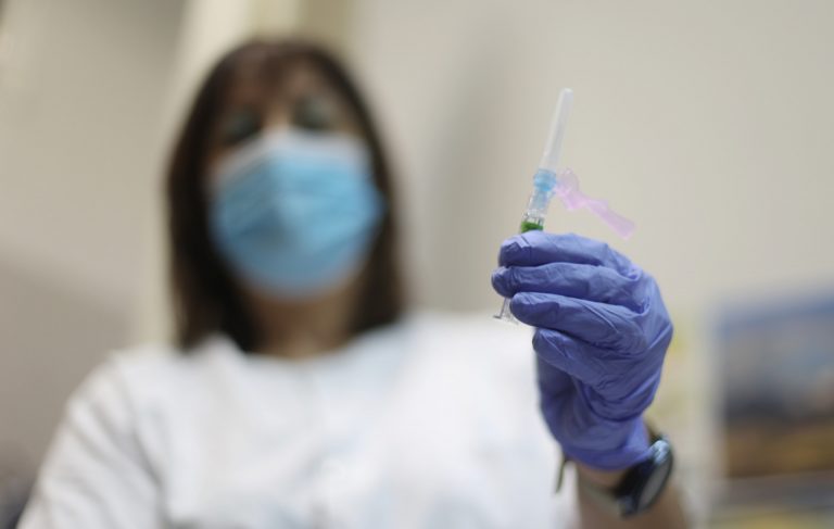 Sanidad alerta de un aumento de mortalidad en pacientes de riesgo coinfectados de Covid y gripe y aconseja su vacunación