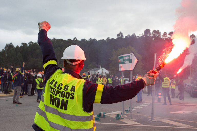 Los trabajadores vuelven a cortar carreteras en Xove y llaman a una «marcha masiva» en Lugo el próximo sábado