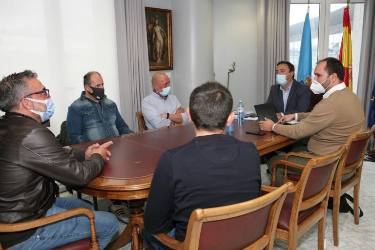 El presidente de la Diputación de A Coruña muestra su apoyo a los trabajadores de Siemens Gamesa en As Somozas