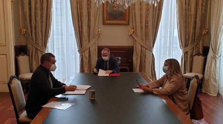 El Ayuntamiento de Santiago firma un convenio de 12.000 euros para programas de inserción con inmigrantes y retornados