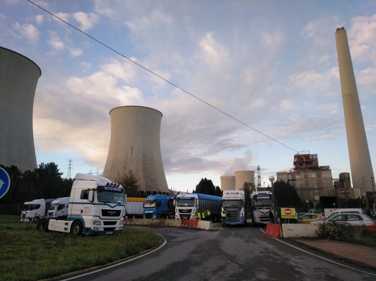 Los transportistas del carbón levantan el bloqueo a la central térmica de Endesa en As Pontes tras alcanzar un acuerdo
