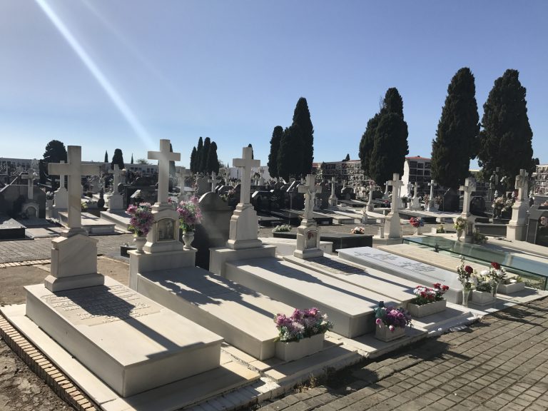 Limitadas a 4 personas del mismo grupo familiar y a 30 minutos las visitas a cementerios por el Día de Difuntos