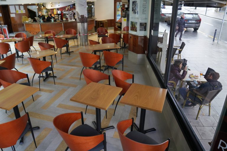 Los bares de Santiago podrán poner terrazas en un máximo de dos plazas para coches hasta el 5 de abril
