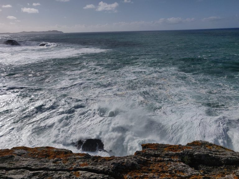 Siete provincias, entre ellas Lugo y Pontevedra, estarán este miércoles en alerta naranja por olas de hasta ocho metros
