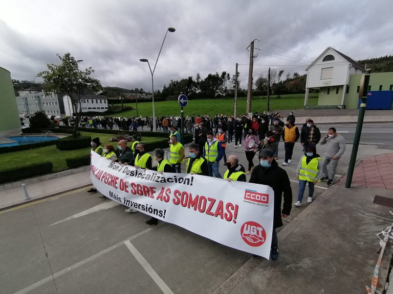 Unas 200 personas se manifiestan en As Somozas (A Coruña) contra la deslocalización de la planta de Siemens Gamesa