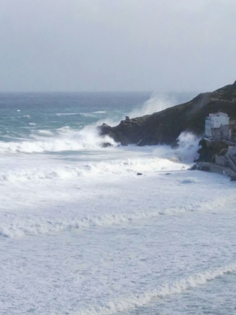 El aviso naranja por temporal costero se amplía este domingo al litoral de Pontevedra