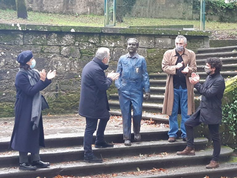 Federico García Lorca ya tiene su estatua en Santiago de Compostela