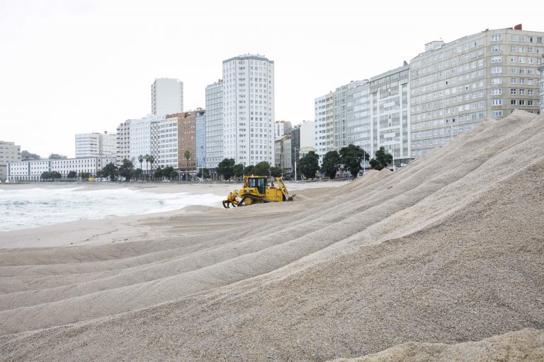 El Ayuntamiento de A Coruña inicia los trabajos para levantar una duna en Riazor como protección ante temporales