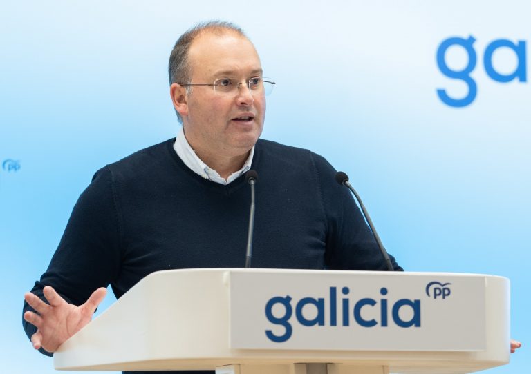 El PPdeG, vigilante con los PGE para Galicia, bromea con los nombres de Sánchez e Iglesias y les llama los «picapiedra»