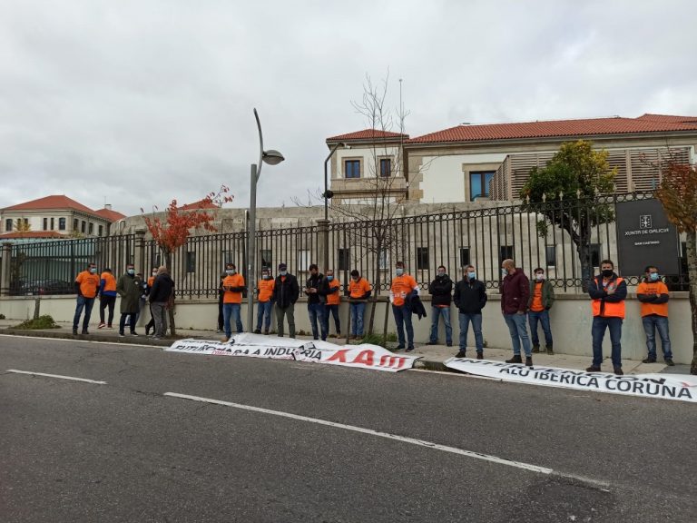 Trabajadores de Alu Ibérica denuncian el «silencio» de la Xunta y le piden que ejerza sus «competencias»