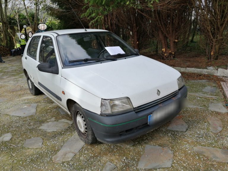 Detenido un vecino de Oza-Cesuras tras fugarse de un control por conducir con el carné retirado y matrícula falsa