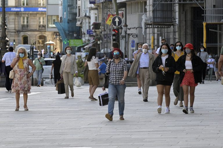 A Coruña respalda el cierre para «frenar» contagios y Arteixo suspende actos