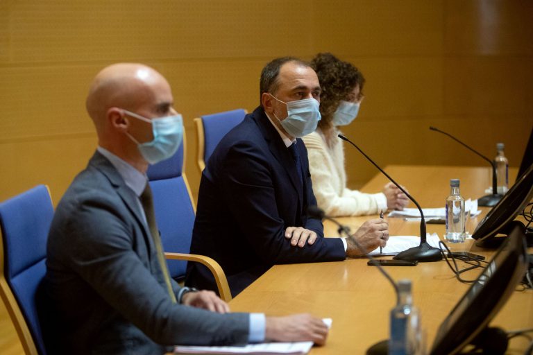 Sanidade no ve «valores críticos» de presión hospitalaria para un confinamiento domiciliario en Galicia