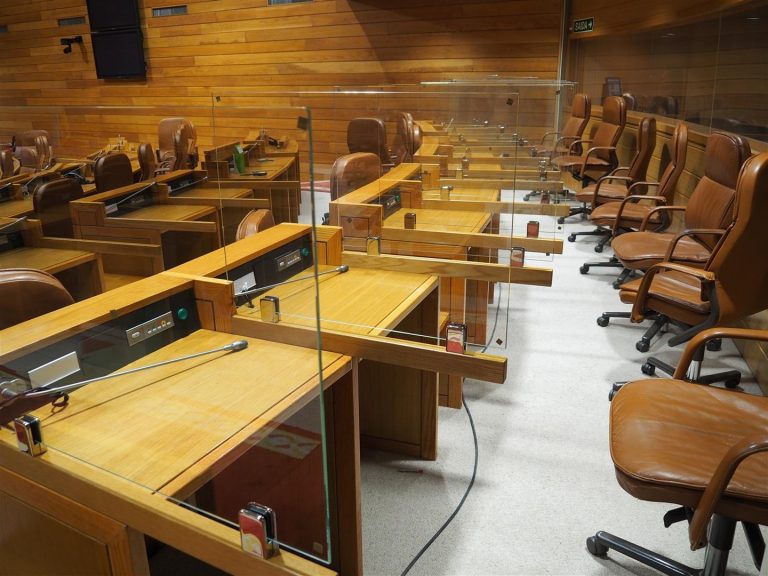 El Parlamento gallego se prepara para restringir la presencia de diputados en el hemiciclo y hacerla rotatoria