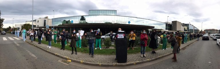 Personal de la UCI protesta ante el Clínico de Santiago y anuncia una huelga indefinida desde el lunes 16