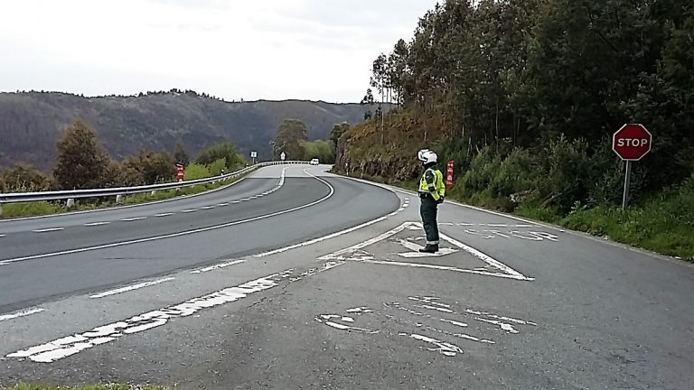 Investigado el conductor de un turismo por atropellar a un ciclista en Noia tras invadir el carril contrario