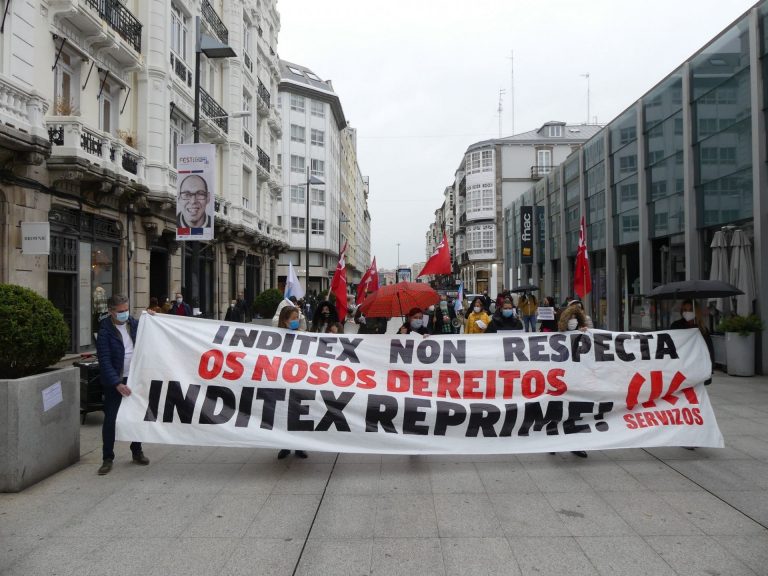 Delegadas de la CIG en las tiendas de Inditex se movilizan en A Coruña contra la «modificación» del calendario laboral