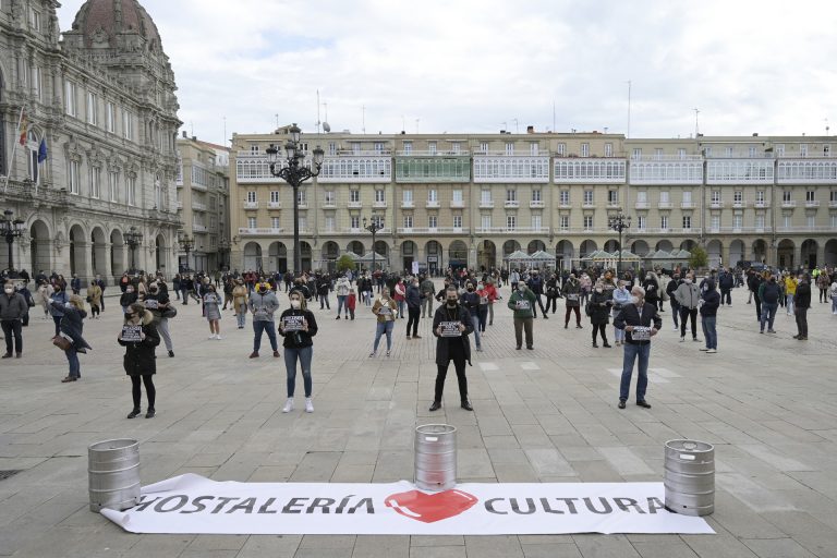 La hostelería se echa a la calle en Lugo y A Coruña para urgir ayudas ante el cierre obligatorio
