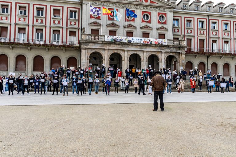 Centenares de autónomos se concentran en Ferrol bajo el lema ‘Una ayuda por favor. Gracias’