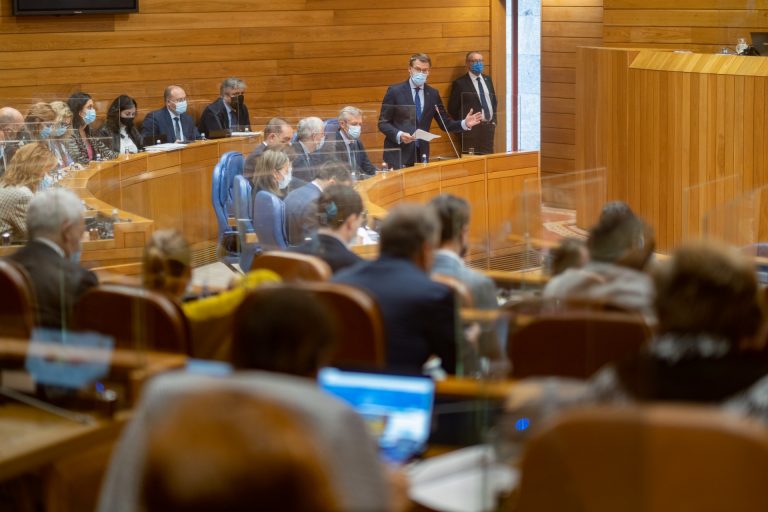 El Parlamento celebra el primer pleno con la mitad de diputados en el hemiciclo y el miércoles comparece Feijóo