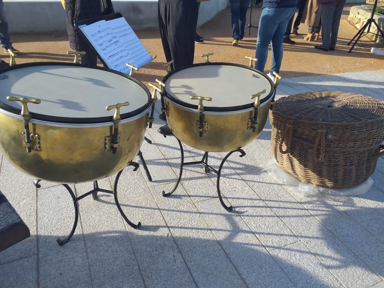 La Orquesta Clásica de Vigo recupera unos timbales centenarios de la antigua banda de música municipal