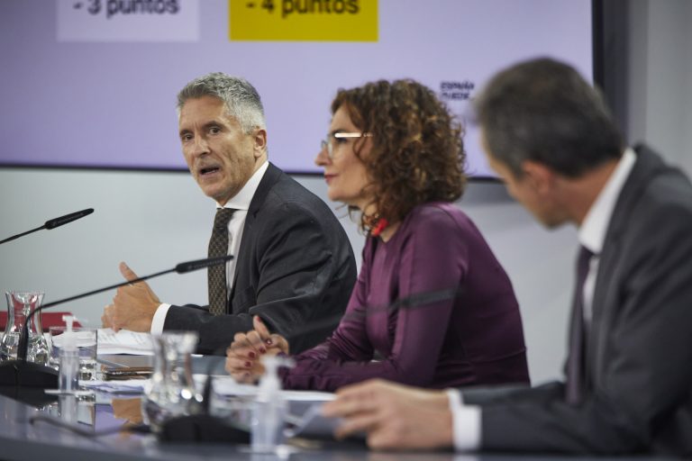 Montero pide a los grupos que «reconsideren» sus enmiendas a la totalidad a unos PGE «imprescindibles»