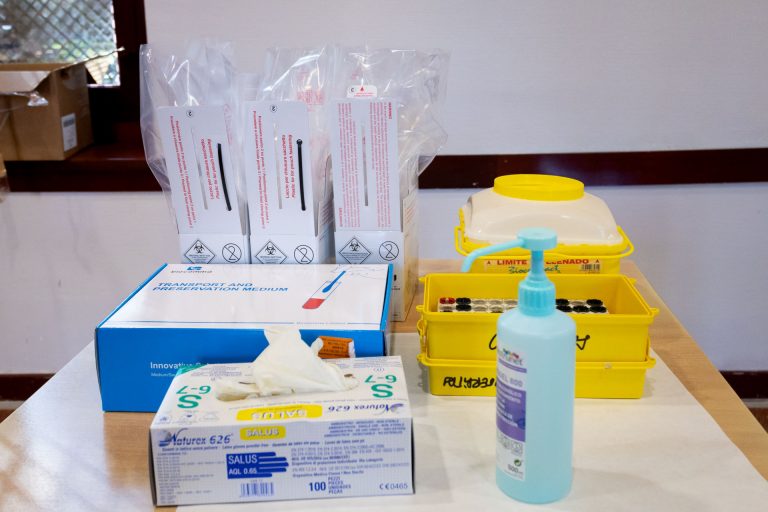 Sanidade defiende la actuación en Os Gozos y liga el retraso de resultados de PCR con un problema de material