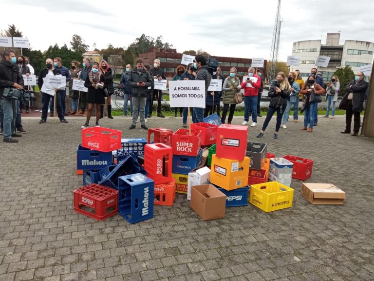 Decenas de hosteleros protagonizan una cacerolada ante el Sergas para exigir «una solución global» para el sector