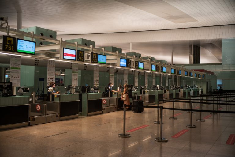 Aena adjudica el servicio de seguridad privada para 42 aeropuertos de la red, entre ellos los gallegos