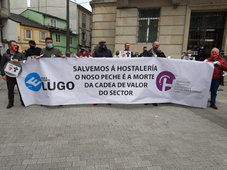 Más de un centenar de hosteleros de Lugo pide «salvar» al sector en una protesta ante la Subdelegación del Gobierno
