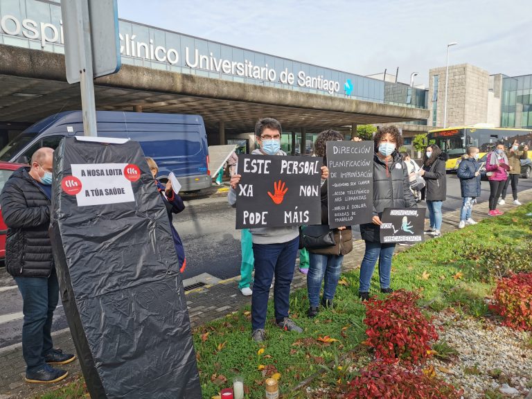 Más de un centenar de sanitarios protestan frente al Clínico de Santiago por una UCI «obsoleta» y «desfasada»