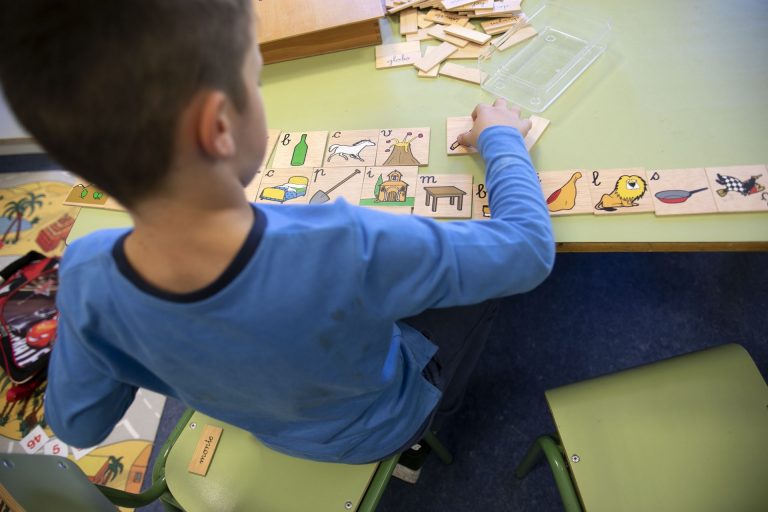 La oposición exige «instrucciones claras» sobre absentismo en los protocolos escolares, que el PP defiende