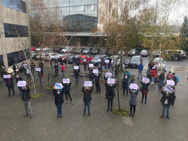 Protesta ante la sede del PPdeG en Santiago por su postura lingüística ante la Ley Celaá