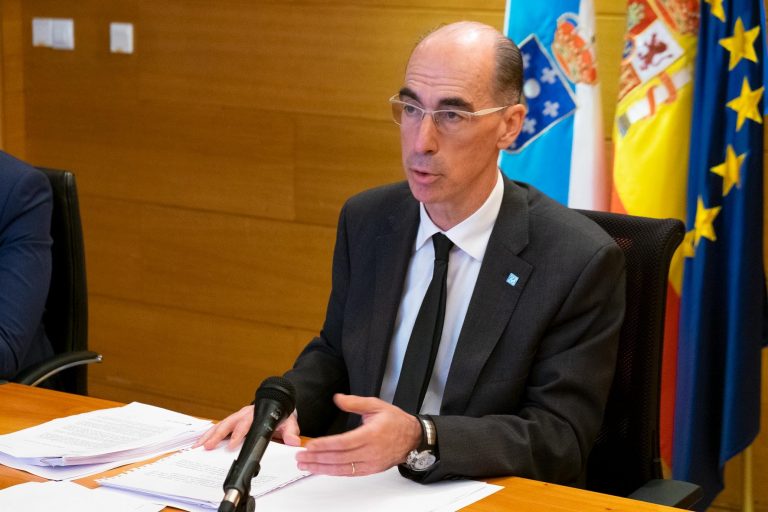 El exconselleiro Vázquez Almuiña sustituirá a López Veiga al frente de la Presidencia del Puerto de Vigo