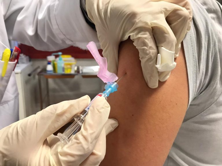 Sanidade asegura que se «está priorizando» a mayores de 65 años con las vacunas de la gripe