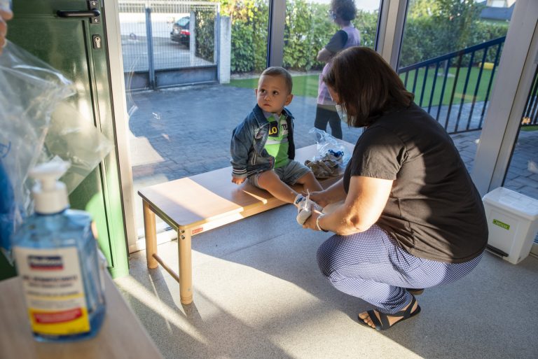 Bajan los casos en los centros escolares, hasta los 1.208, 27 menos que el miércoles