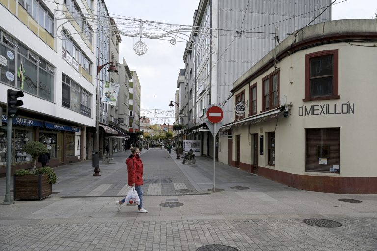 Descienden a 1.194 los casos asociados a la comunidad educativa, mientras caen a 32 en el CEIP Fogar de Carballo