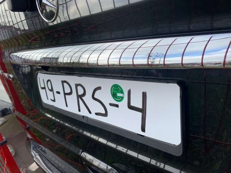 Interceptan en Lugo a un coche con los números de la matrícula pintados con rotulador permanente