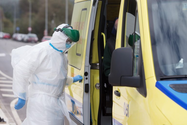 Sanidade notifica 15 fallecidos con covid-19 en Galicia, siete de ellos relacionados con residencias