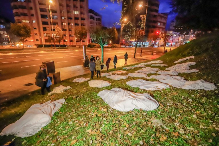 Marcha Mundial das Mulleres visibiliza la violencia machista con un ‘cementerio’ de mujeres asesinadas en Vigo